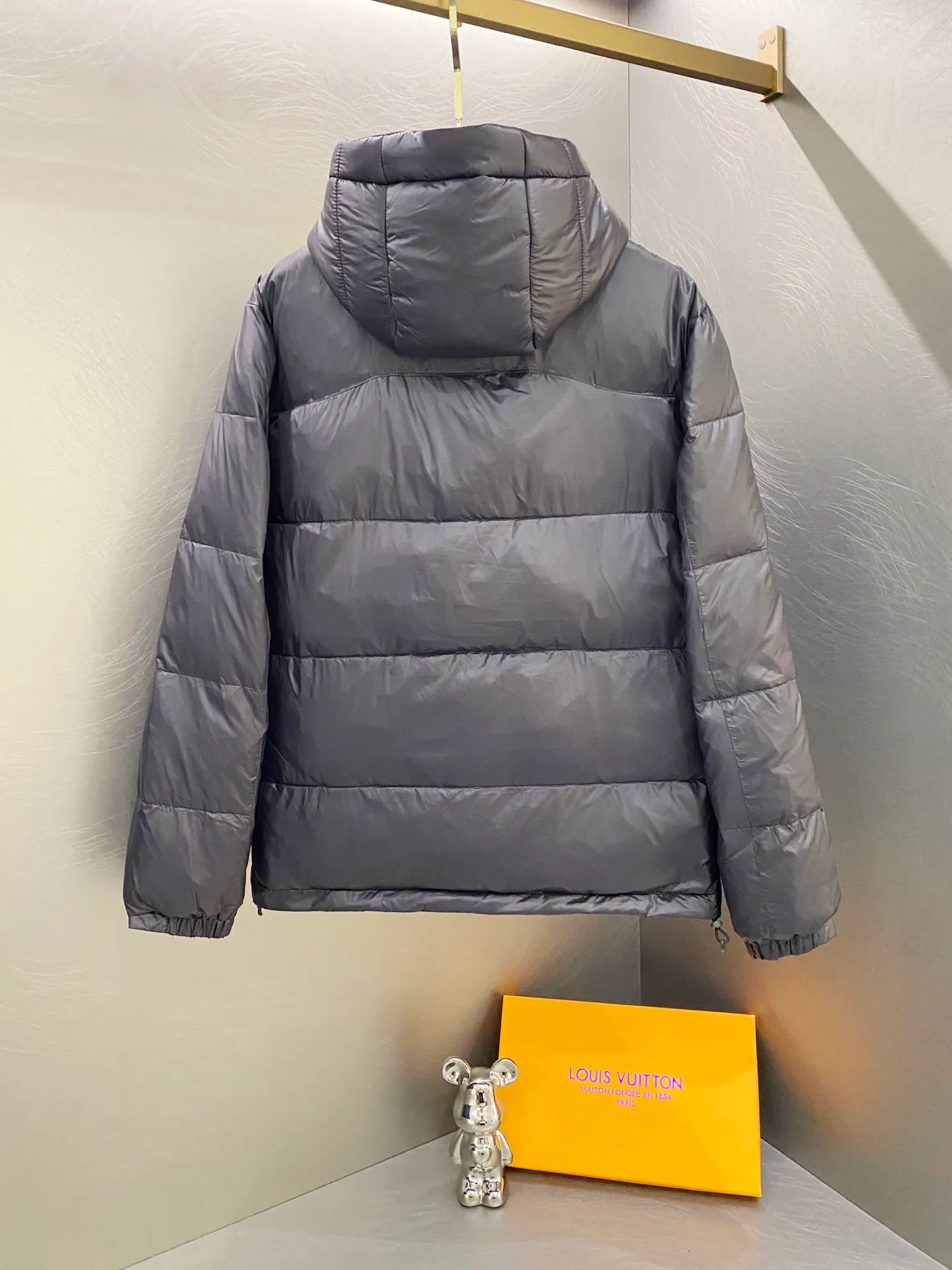 P700 Ralph Lauren/Ralph Lauren classic style winter new bright leather black down jacket jacket with removable hood extra thick plus velvet down jacket windproof and waterproof couple model [top version sold with anti-counterfeiting buckle] Purchase the original mold to create a full set of customized accessories Details determine success or failure 1. Imported barudan/Behringer embroidery machine customized 10,000-needle electric embroidery uses imported No. 7 needle imported embroidery thread to ensure that each word is full, three-dimensional and clear. It can be called the most expensive embroidery logo 2. It is filled with national standard 80 white duck down and has better thermal insulation performance. It is light and not heavy and has good fluff recovery after compression. 3. The inner lining is made of nylon and has a double-layer sealing design that will not cause any velvet leakage. The adjustable hem with a built-in drawstring buckle can prevent wind and cold. Ralph Lauren comes from the United States and has a strong American flavor. There are two brands under the name of Ralph Lauren: Poloby Ralph Lauren and Ralph Lauren has created a sales field of high-quality fashion in the world, and continues to promote the reputation of designer Ralph Lauren and the glorious image of the Ralph Lauren brand. Accessories: Original tag, washed label + electroplated YK zipper logo, the same style for both men and women, a must-have winter style. Color: bright black, matte black, navy blue, size: M~XXL